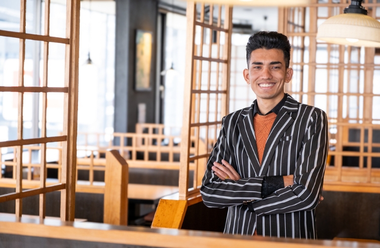 18歳で来日したネパールの青年が、人との出会いの中で成長を遂げるまで